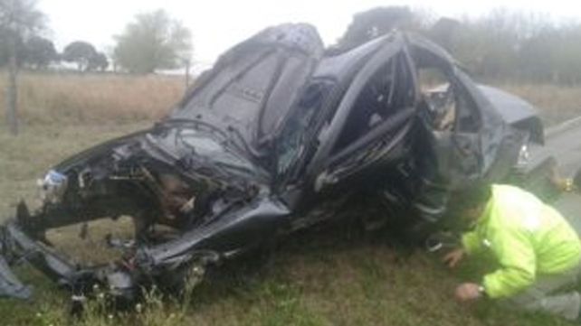 Así quedó el auto luego de sufrir el vuelco y en el cual fallecieron dos jóvenes.