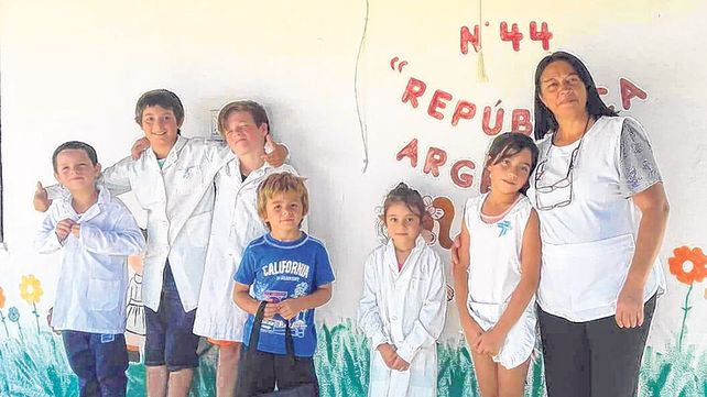 Juntos a la par. Alicia contó que ella fue alumna rural y sabe de qué se trata ir a la escuela en el campo.&nbsp;