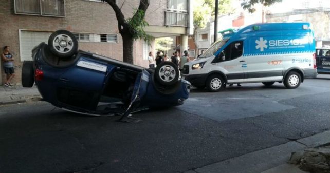 El Crossfox qued&oacute; con las cuatro ruedas mirando el cielo. (Foto: Imagen de TV)&nbsp;