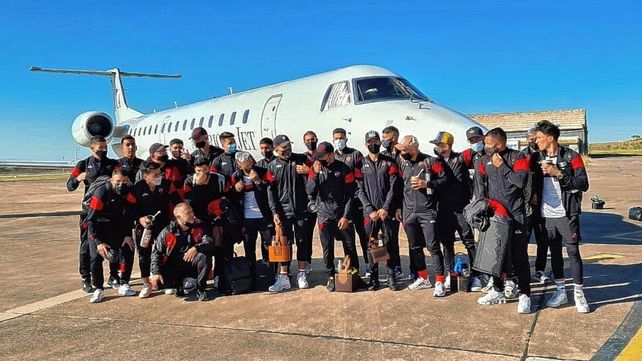 Los jugadores de Patronato debieron viajar en avión por el paro de UTA.