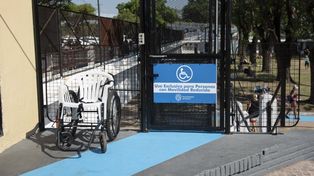 Uno de los accesos al parque Alem para personas con movilidad reducida.