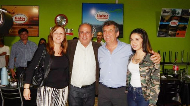 Rossi abrazado con Urribarri