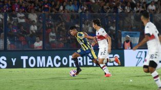Ante el matador. Ortiz, en acción en Victoria, seguido de cerca por Sebastián Prediger.