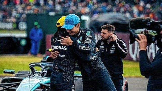 George Russel con Mercedes marcó el mejor tiempo y partirá adelante este domingo en el GP de Gran Bretaña.