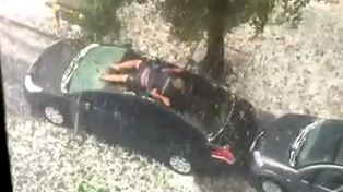 Polémica por el video de un hombre que nada sobre su auto para evitar el granizo
