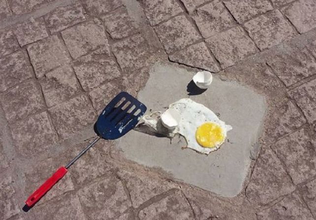 Ola de calor: un intendente cocinó un huevo frito sobre una vereda