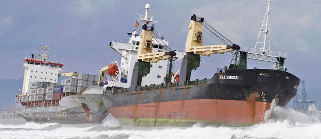 El viento hizo encallar a dos barcos en las playas de Gandía. Varias rutas quedaron cortadas.