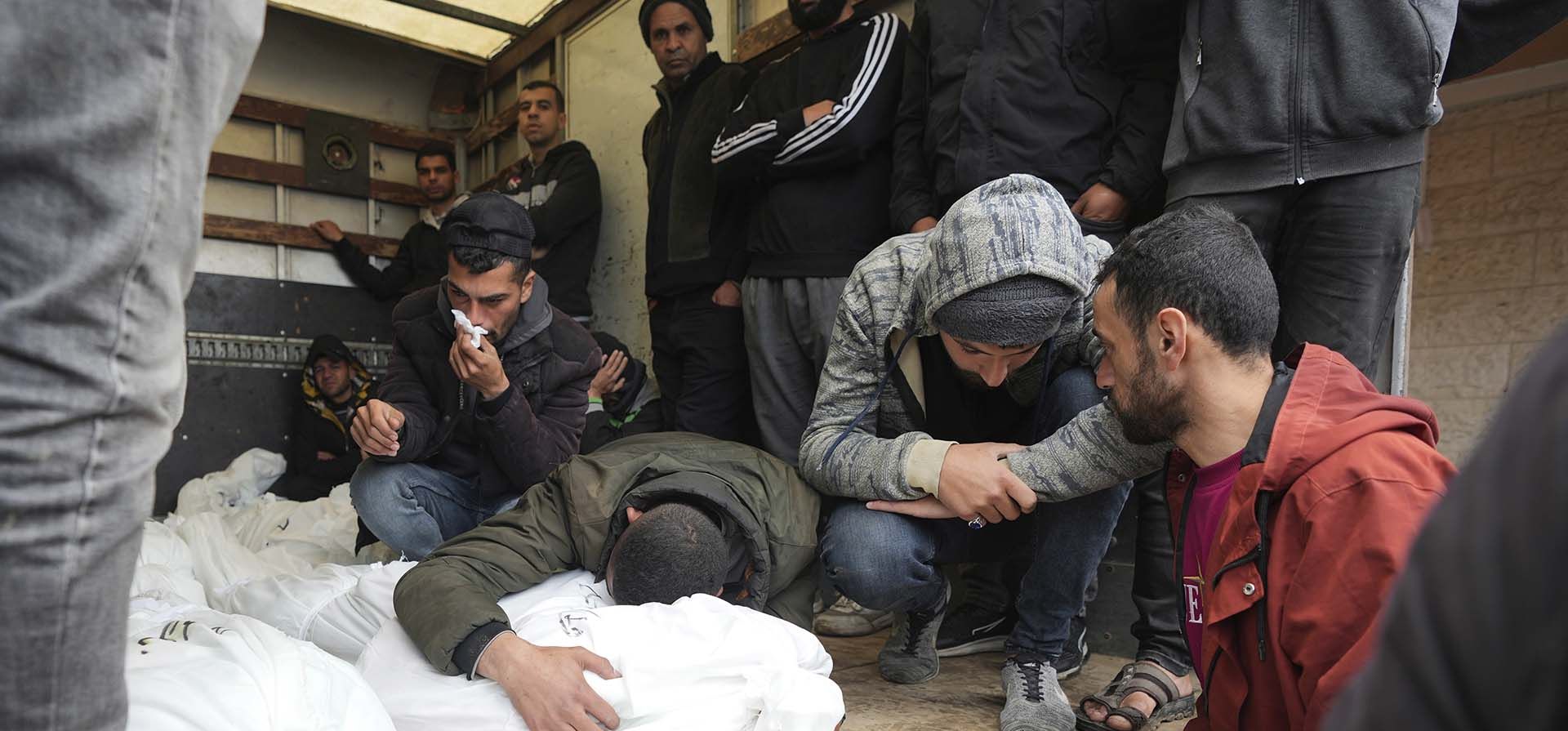 Un grupo de palestinos lloran a sus familiares muertos en el bombardeo israelí del campo de refugiados de Nuseirat en la Franja de Gaza en el hospital Al Aqsa en Deir al Balah el jueves 15 de febrero de 2024. (Foto AP/Adel Hana) Un grupo de palestinos lloran a sus familiares muertos en el bombardeo israelí del campo de refugiados de Nuseirat en la Franja de Gaza en el hospital Al Aqsa en Deir al Balah el jueves 15 de febrero de 2024. (Foto AP/Adel Hana)