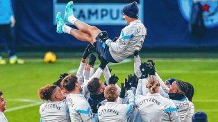 Aplausos y manteada para Julián Álvarez en su vuelva a Manchester City