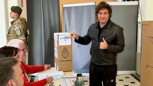 Milei votó y saludó a sus simpatizantes sin realizar declaraciones a la prensa