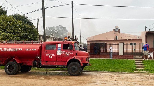 Un hombre fue demorado como sospechoso por el crimen de una mujer. Los bomberos encontraron una mujer muerta a puñaladas y un anciano herido con quemaduras