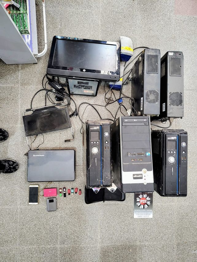 Helvecia: secuestran equipos electrónicos en una investigación por ciberacoso en la que fueron filmadas menores con connotaciones sexuales