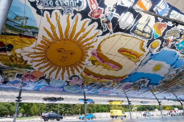 Rosario refuerza la conservación del mural de El Aura con un proceso técnico de laqueado
