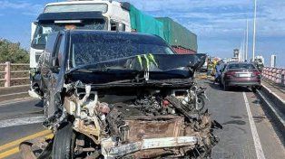 El accidente sobre el puente entre Chaco y Corrientes dejó una persona muerta hasta el momento.