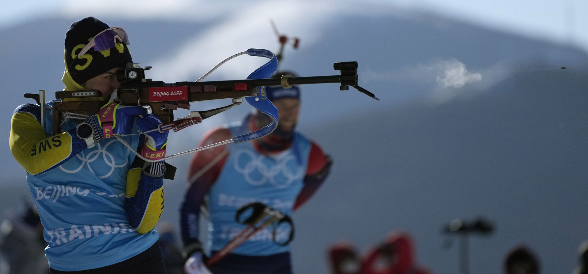 Un biatleta sueco dispara en una sesión de entrenamiento oficial durante los Juegos Olímpicos de Invierno de 2022, el lunes 14 de febrero de 2022, en Zhangjiakou, China.