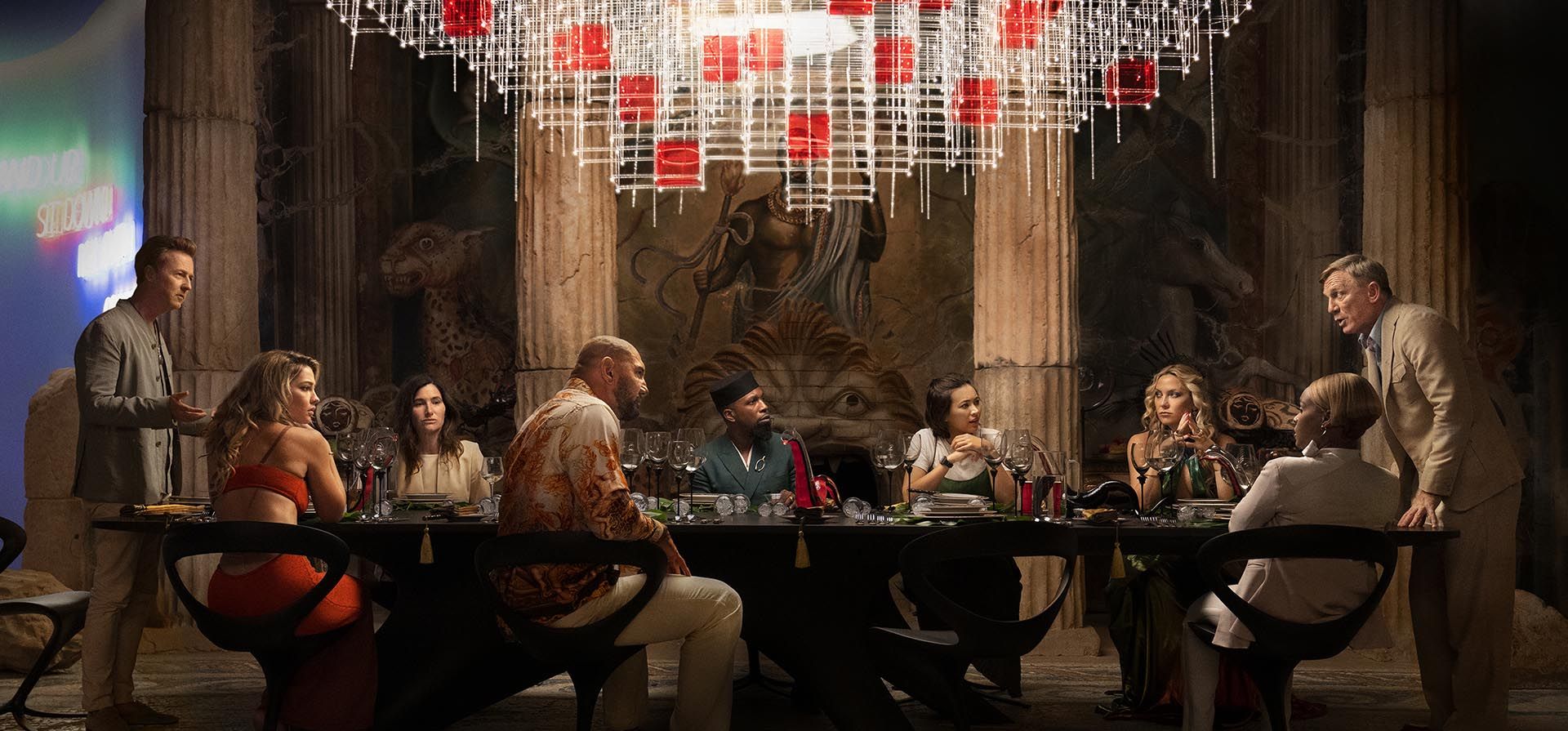 Esta imagen publicada por Netflix muestra, de izquierda a derecha, a Edward Norton, Madelyn Cline, Kathryn Hahn, Dave Bautista, Leslie Odom Jr., Jessica Henwick, Kate Hudson, Janelle Monae y Daniel Craig en una escena de "Glass Onion: A Knives Out". Misterio."