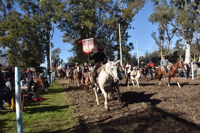 Ybarlucea se viste de celeste y blanco para celebrar el Día de la Bandera