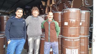 Parte de los integrantes de la Cooperativa y el circuito de la miel.