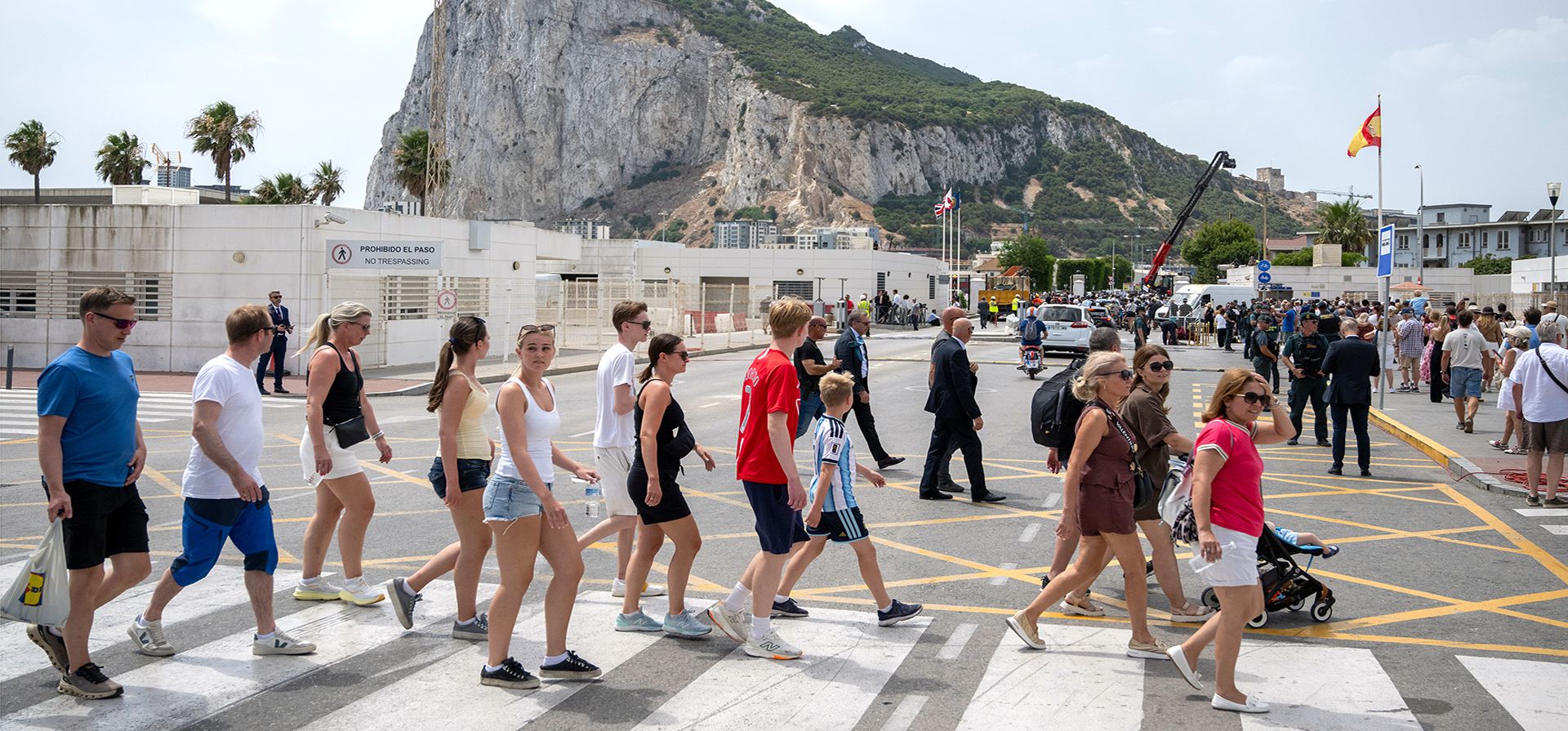 Con el Peñón de Gibraltar de fondo, varias personas caminan durante el primer día de libre circulación sin pasaporte en virtud del nuevo tratado entre la UE y el Reino Unido, en el paso fronterizo entre Gibraltar y España en La Línea de la Concepción, España, el miércoles 15 de julio de 2026. (Foto AP/Marcos Moreno) Con el Peñón de Gibraltar de fondo, varias personas caminan durante el primer día de libre circulación sin pasaporte en virtud del nuevo tratado entre la UE y el Reino Unido, en el paso fronterizo entre Gibraltar y España en La Línea de la Concepción, España, el miércoles 15 de julio de 2026. (Foto AP/Marcos Moreno)