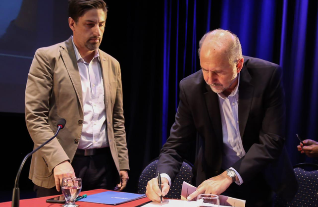 Perotti y Trotta firmaron el compromiso por la educación.