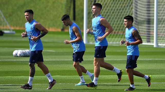 La Selección Argentina entrenó luego de la victoria, con Messi de espectador