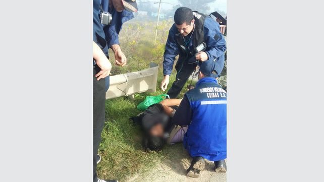 Iban al almuerzo del Día del Bombero y pararon a asistir a un hombre al costado de la ruta