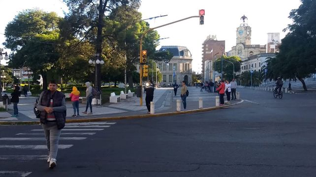 Hay largas colas en los bancos para cobrar jubilaciones y AUH