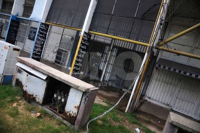 Por todos lados. Los cables expuestos también están en los gabinetes.
