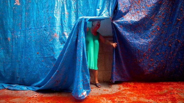 Tomatina, la batalla roja celebra su fiesta anual con un mensaje contra la homofobia