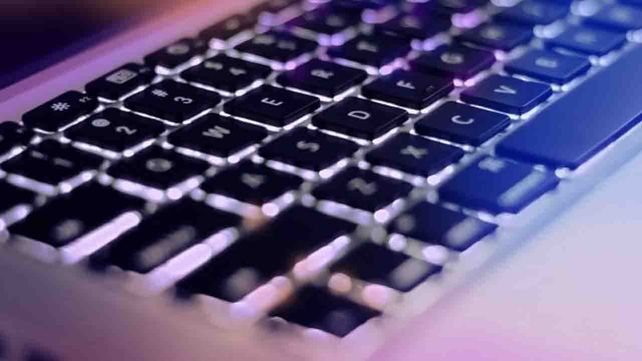 ¿Por qué los teclados modernos no siguen un orden alfabético?