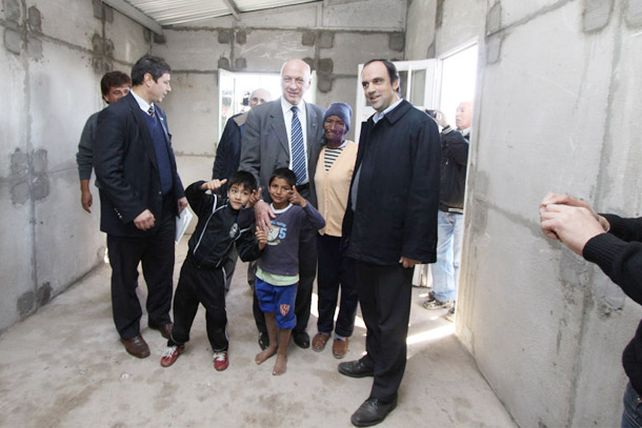 Corral y Bonfatti recorrieron la construcción de viviendas junto a Los Sin Techo