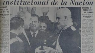 La entrega de la banda presidencial y el bastón de mando al electo presidente Héctor Cámpora.