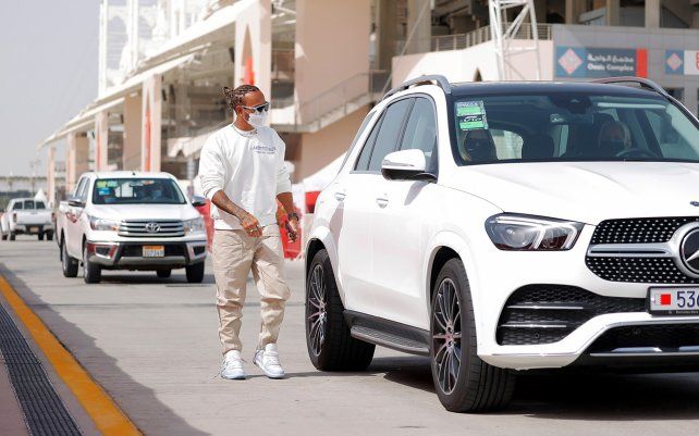 El piloto británico de Fórmula 1 Lewis Hamilton de Mercedes-AMG Petronas llega al Circuito Internacional de Bahrein antes de las pruebas de pretemporada para el Gran Premio de Bahrein de Fórmula Uno 2021.