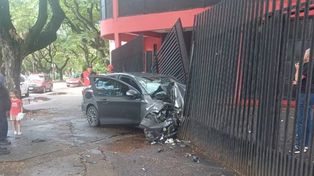 Un auto se estrelló contra la sede de Newells en el Parque Independencia