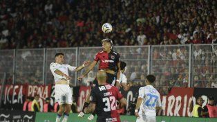 Luciano Herrera se eleva para cabecear. Newells cayó en el final.&nbsp;