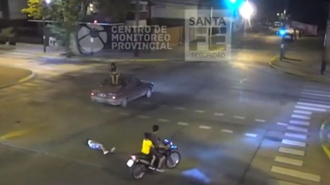Con 14 años manejaba a alta velocidad, chocó y terminó sobre el techo de un auto