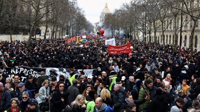 Una de las más de 10 marchas masivas que se hicieron en París contra la reforma Macron.