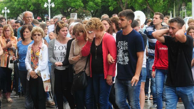 Con gran dolor familiares y amigos despidieron los restos de Agustina en Esperanza