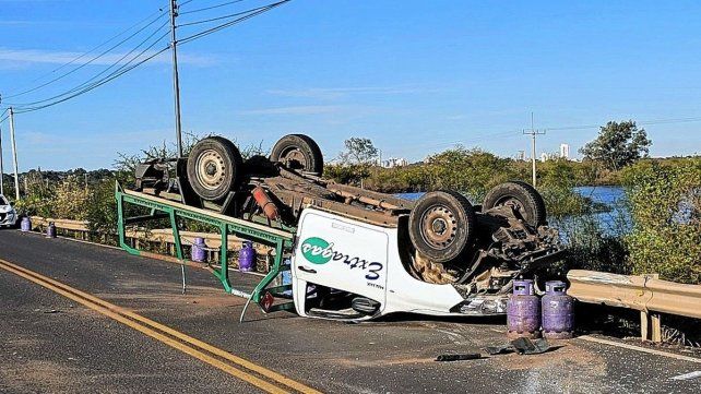 La camioneta de reparto terminó con las cuatro cubiertas al cielo.