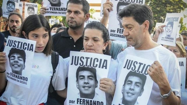 justicia.. Miles de personas marcharon ayer con los padres de Fernando.