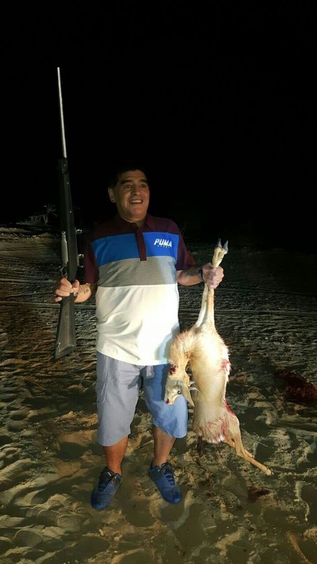 La imagen de Maradona posando con un animal muerto y una escopeta.&nbsp;