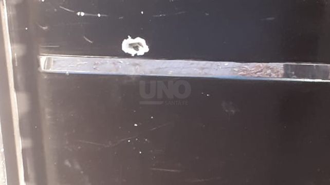 El balazo se observa en el frente de la casa baleada en Rosario
