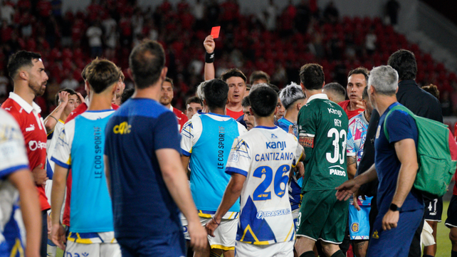 El árbitro Zunino le muestra la tarjeta roja a Malcorra. Ariel Holan pierde a una pieza clave.