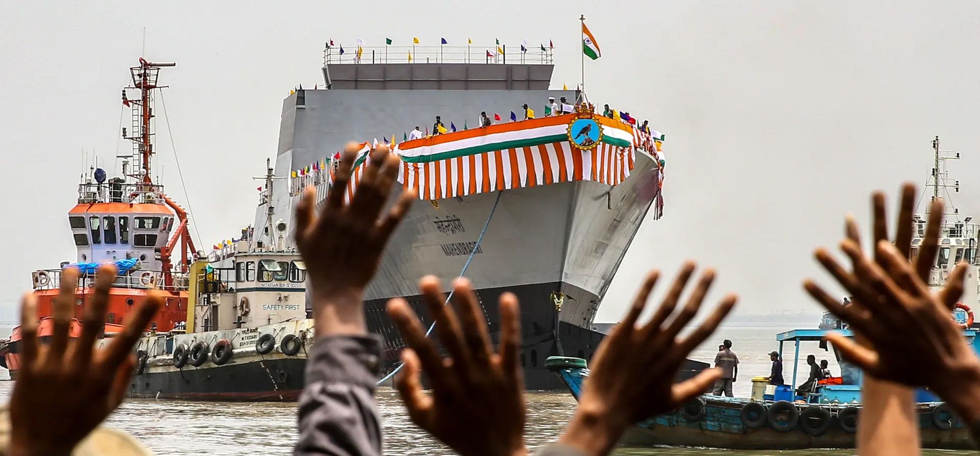 Trabajadores indios del muelle de Mazagon saludan en el lanzamiento del buque de guerra Mahendragiri, la séptima fragata furtiva del proyecto 17º de la marina india, construida por Mazagon Dock Shipbuilders, Bombay, India. Fotografía: Divyakant Solanki/EPA Trabajadores indios del muelle de Mazagon saludan en el lanzamiento del buque de guerra Mahendragiri, la séptima fragata furtiva del proyecto 17º de la marina india, construida por Mazagon Dock Shipbuilders, Bombay, India. Fotografía: Divyakant Solanki/EPA