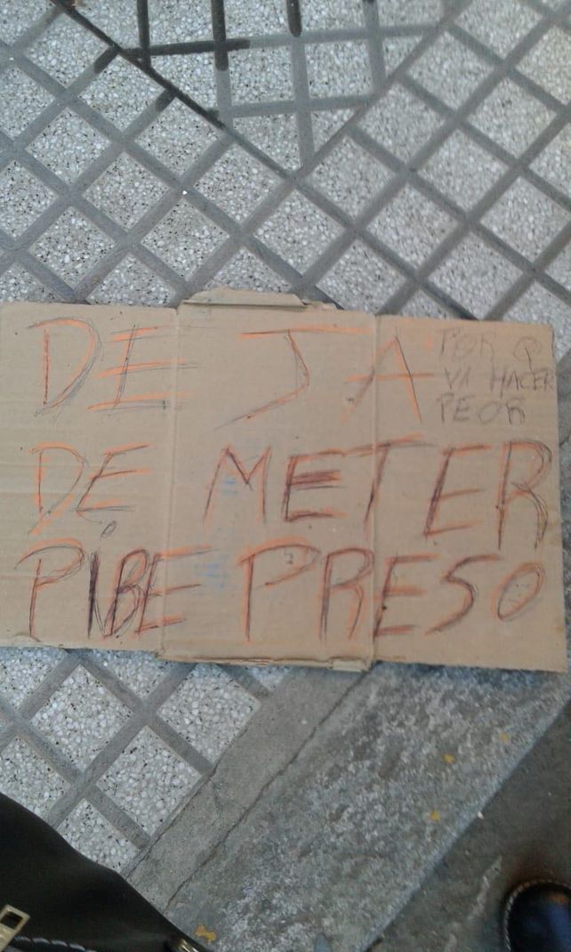 El cartel amenazante que exime de mayores comentarios.&nbsp;