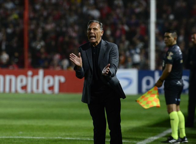 El técnico canalla Miguel Angel Russo arenga en Alta Córdoba.