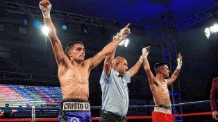 El santafesino Alexis Sicilia (izquierda) consiguió un empate ante el juninense Sebastián Anaya.
