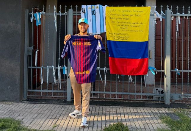 El hincha colombiano en la casa de la infancia de Lionel Messi ubicada en zona sur.