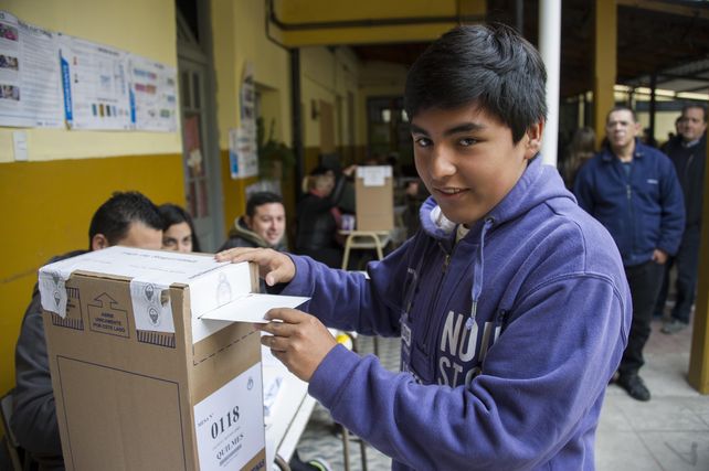 Un chico de 16 años vota en Quilmes
