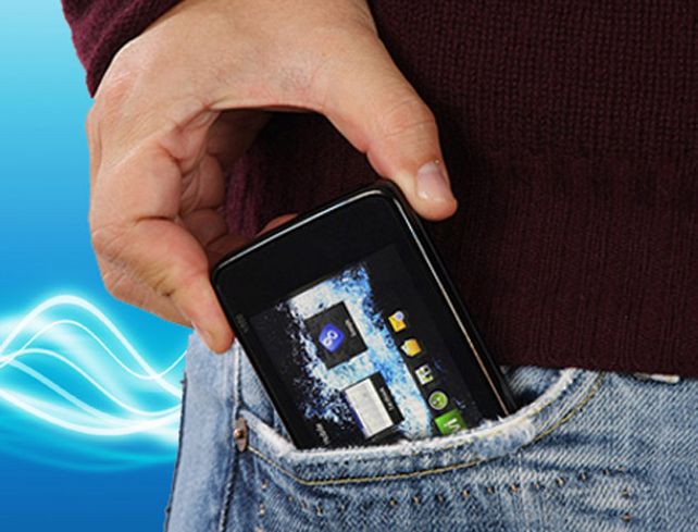 El estudio recomienda llevar el teléfono en un lugar menos incómodo.